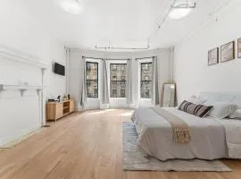 Bright Uptown Manhattan Studio Near Subway&Dining