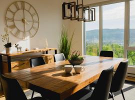 Elegant Condo - Balcony Pool & Stunning View, hotel a Baie-Saint-Paul