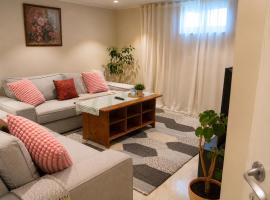 Spacious apt 3 sleeping areas & private entrance, hotel i Mölndal