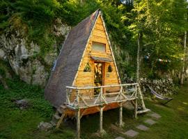 D'Tente Sky lodge Chalet en Ariège insolite avec vue montagne, calme, nature et ciel étoilé, מלון בMassat