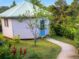 Bungalow charmant avec piscine partagée à Le Robert