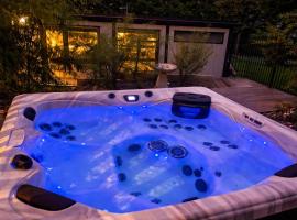 Boutique Tiny Home Rotorua with Private Hot Tub, hotel a Rotorua