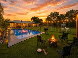 Luxe Farmhouse with solar heated pool and bbque, hotel a Lara
