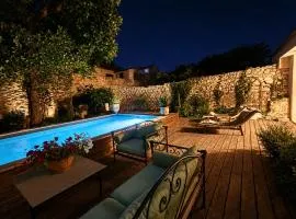 VILLA ADOYA Chambre d'hôtes Aigues-Mortes intra muros au calme climatisation réversible PISCINE WIFI ascenseur PARKING gratuit