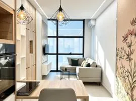 Modern 1BR Apt in Heart of City Private Parking Fast WiFi