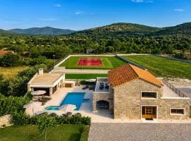 James Bond Hideout - Tennis, Football, Spa & Pool