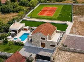 James Bond Hideout - Tennis, Football, Spa & Pool