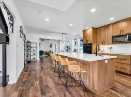 Luxury Mountain View Retreat with Swim Spa, Hot Tub & Mini Golf Sleeps 8