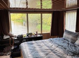 Orangutan Shankara Houseboat with 2 cabin, hotel u gradu Pangkalan Bun
