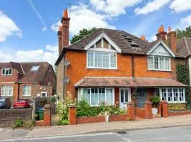 Stylish Victorian Maisonette next to Horsham Park