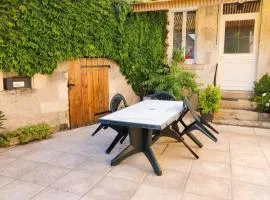 Chaleureuse Maison de Campagne avec Terrasse et Cheminée