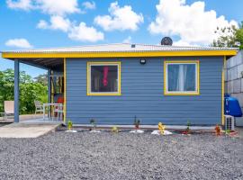 Bungalow charmant à Anse-Bertrand avec terrasse privée، فندق في Anse-Bertrand