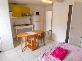 Studio confortable à Les Abymes, 12m², balcon agréable