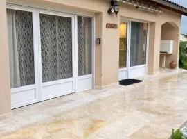 Appartement rénové à Lapte avec terrasse 40 m²