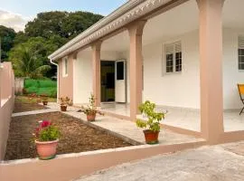 Maison charmante au Vauclin avec jardin clôturé.