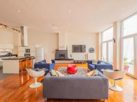 Spacious House with Large Garden in Jette, hotel sa Brussels