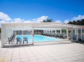 Maison confortable à Parentis-en-Born avec piscine partagée