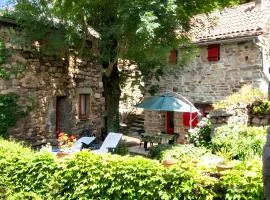 Maison cosy avec vue sur la montagne à Dompnac, cheminée