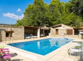 Villa spacieuse à Lioux avec piscine privée et vue montagne