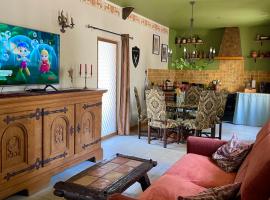 maison climatisée à thème médiéval avec baignoire balnéothérapie, hotell i Sens