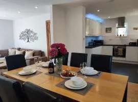 3 Bedroom house, Garden, Parking , Wi-fi, Smart TV, Contractor stay, close to the Beach, Shops, Hospital, Airport