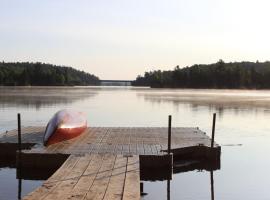 Lux waterfront all inclusive on Ottawa River, hotel in Bryson