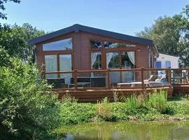 Luxury Lodge with peaceful pond view at Southview