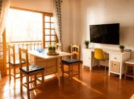 Tenerife candelaria vacaciones, quiet apartment near the ocean and local food spots and coastal walks, FAST WIFI