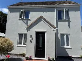 Wogan Mews - Dog friendly cottage near the sea with parking