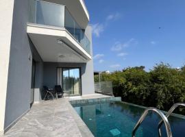 Modern 5 bedroom house, hotel em Kissonerga
