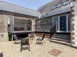 Bradshaw House - Luxury old school house conversion - sleeps 10 and accepts 2 dogs
