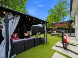 Houston's Downtown Bloom House - Spacious Floral Escape for Groups