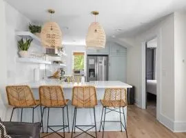 Beautiful Penthouse Condo Just Steps to King