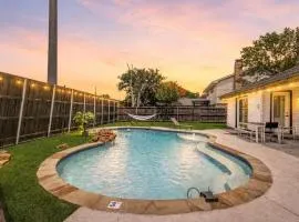 Perfect Getaway Home w Pool Jacuzzi Cinema Room