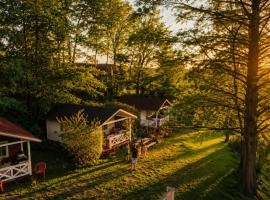 Forteca, rustykalne drewniane domki nad brzegiem stawu, łazienki współdzielone, hotel v mestu Uciechów
