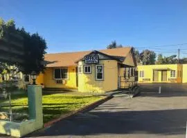Deluxe Motel