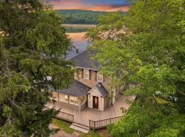 Lakefront Group Retreat on Swan Lake Sleeps 18 Kayaks, Fire Pit & Dock