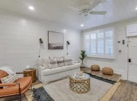 Downtown Condo 1 Block to King with Private Patio