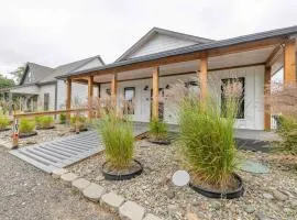 Modern cottage with covered deck grill & fireplace - walk to beach-bars-dining