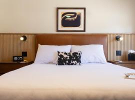 The Stranger Lodge - Pet Friendly, hotel in Sisters