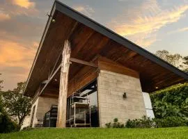Cabaña Moderna de Montaña en Zarcero con Vistas y Bosque Neblinoso