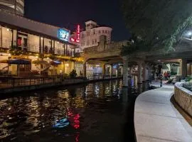 Luxury Riverwalk Condo Pool, Balcony, Parking