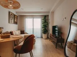 Modern Smart Home with Office, Pool, Gym and Fast WiFi - 10 min to Airport