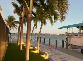 Matlacha Waterfront Retreat: Dock & Hot Tub!