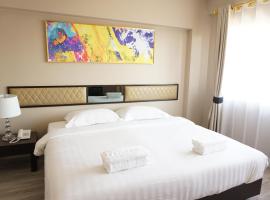 Taris Art Hotel Phrae, hotel em Phrae