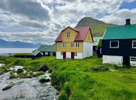 Jákupsstova, Yellow Riverside House in Gjógv