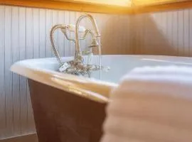 Chickadees Stay: Private Tub, Chiminea & Pool