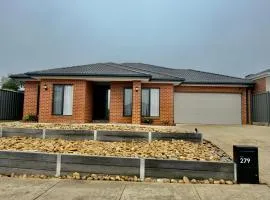 Connecting Palms - Doreen - Luxury Holiday Home with 4 x Extra Large Bedrooms!