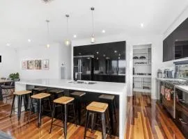 Bayview Luxe- Sleeping 14, Pet Friendly, Views- 4 bedroom, lounge with sofa beds