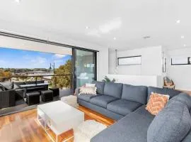 Bayview Luxe- Sleeping 14, Pet Friendly, Views- 4 bedroom, lounge with sofa beds